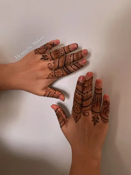 A very simple and chic design focusing only on the fingers, with intricate bands and patterns.