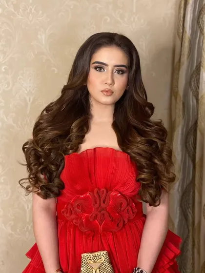Slaying all the way in red. These big, bouncy curls are full of volume and glamour, perfect for a special occasion.