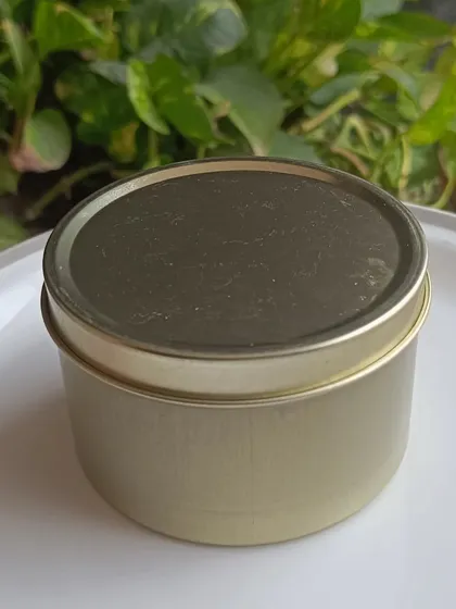The simple and elegant golden tin jar, a versatile option for any occasion.