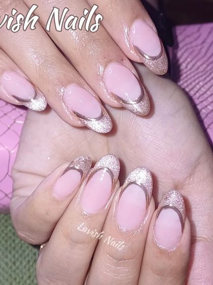 An elegant oval-shaped nail set with a cat-eye glitter French tip, outlined with a fine silver line.