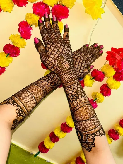 The back of the hands from the previous design, showing a beautiful continuity of the jaal and peacock patterns.