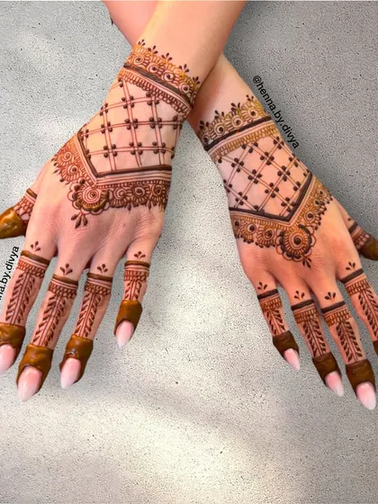 A chic and modern back-of-hand design. The main pattern is a simple grid, which looks very stylish and clean, complemented by minimal finger details.
