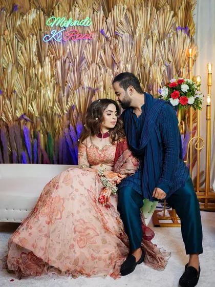 Love makes you glow, and this couple proves it. Here is my beautiful Mehendi bride Sakshi in a soft, dreamy look that perfectly complemented her floral lehenga and the romantic "Mehendi ki Raat" theme.
