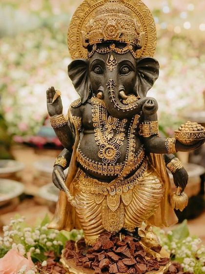 A duplicate image of the beautiful black and gold Ganesha idol.