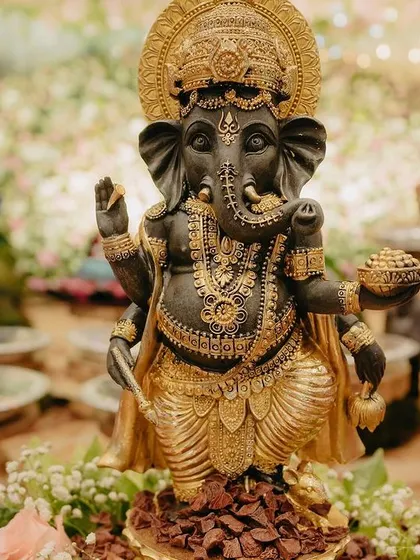 A duplicate image of the beautiful black and gold Ganesha idol.