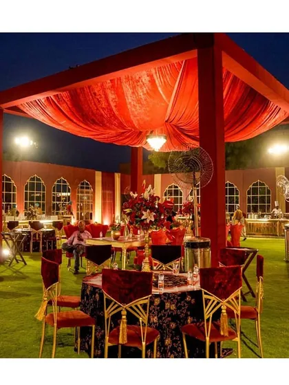 The seating arrangement for the red-themed wedding, with red velvet drapes and tablecloths creating a rich and luxurious dining experience.