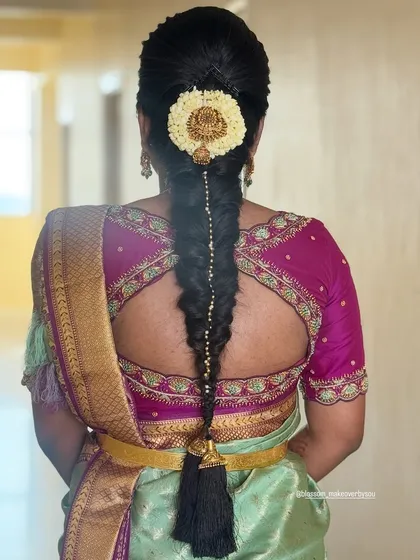 This is a classic South Indian muhurtham hairstyle. I love creating these intricate braids, carefully weaving in fresh jasmine flowers and traditional temple jewellery, or 'jade', to create a timeless and authentic bridal look.