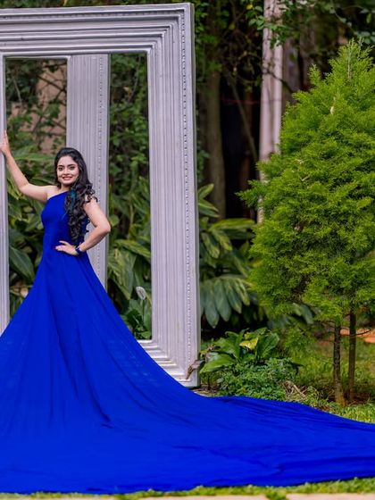 The oversized white photo frames in the garden are a unique and playful prop, perfect for creating fun and memorable compositions.