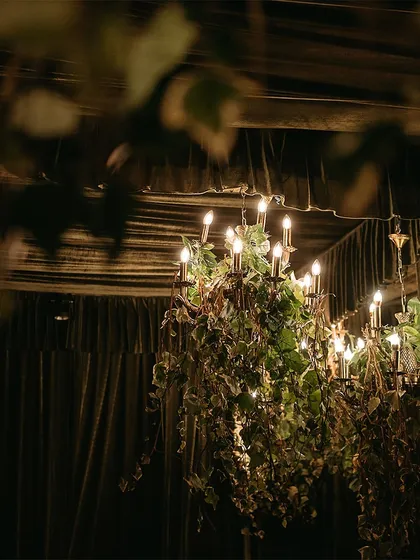 A ceiling of pristine white petals and hanging chandeliers, transforming the night into a haven of timeless beauty.