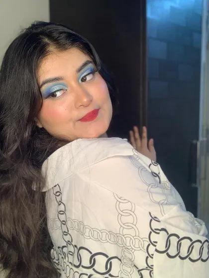 A bright and beautiful blue eye makeup look, perfect for making a statement.