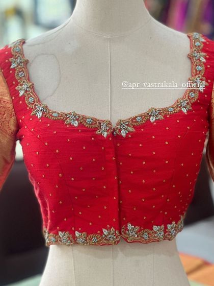 The front view on the mannequin.