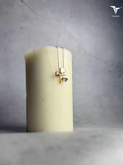 A beautiful piece for days when you want your jewellery to feel natural and modern. This delicate gold chain with mismatched stone charms is beautifully imperfect.