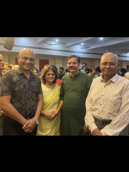 A group photo with Shri Rajiv Khandekar and other dignitaries at the lecture event organized by Davaprabha Mediaworks.
