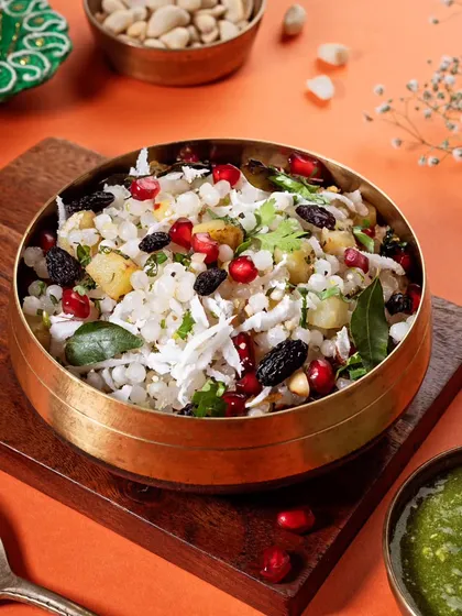 A closer look at our Navratri special Sabudana Khichdi. It's a beautiful mix of textures and flavours, with overnight-soaked sabudana, potatoes, curry leaves, and garnished with pomegranate, coconut, and black raisins.