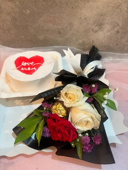 A simple and romantic gift set. This hamper pairs a heart-themed bento cake with a lovely bouquet of red and white roses, perfect for an anniversary or just to say "I love you."