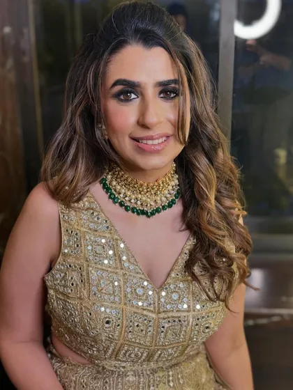 For a bold and captivating look, I specialize in the signature smokey eye. Here, I paired it with soft, open waves and a neutral lip to let the eyes be the main focus, creating a powerful look for an evening event or cocktail party.