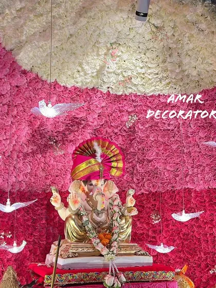 This floral dome in ombré pinks is straight out of a dream. The design features a gradient of pink and white flowers, with delicate bird hangings that add a touch of whimsy and movement.