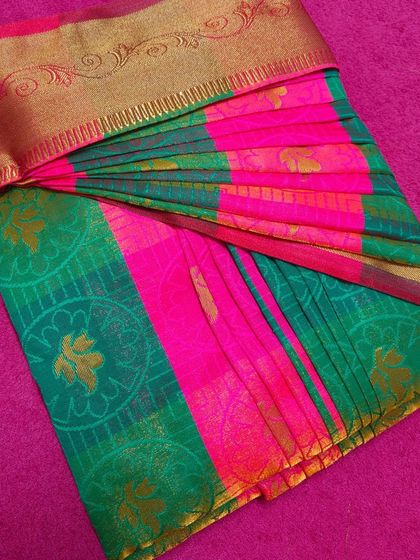 A close-up of the intricate pleats in this box-folded saree.