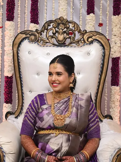 Celebrating the beautiful mom-to-be, Sahana! For her baby shower, we chose a radiant and regal look that highlighted her natural glow. Seated on her throne, she looks every bit the queen she is.
