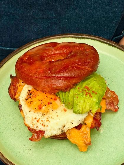 A closer look at the Breakfast Doughnut from the Praça Prazeres event, showcasing the perfect fried egg and fresh avocado slices.