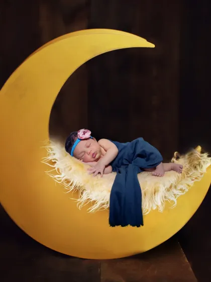 A similar moon-themed shot with a darker, more dramatic background, showing the versatility of the setup.