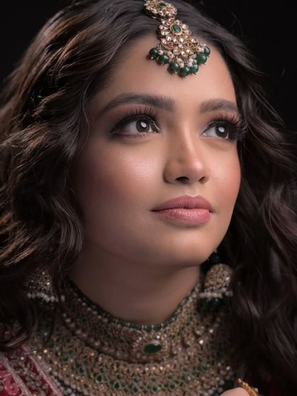 This look focuses on creating a radiant, dewy skin finish. You will learn how to prep the skin and use highlighting techniques to achieve this popular bridal glow.