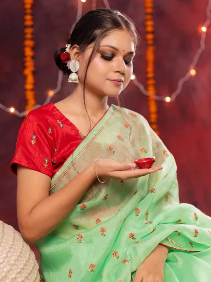 This photo showcases the final result of combining a model's pose, festive background, and controlled lighting. It's a perfect example of the quality of work students produce by the end of a workshop.