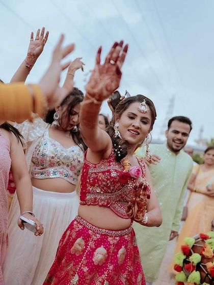 More fun from the Haldi. The bride is dancing and enjoying every moment, her makeup staying flawless throughout.