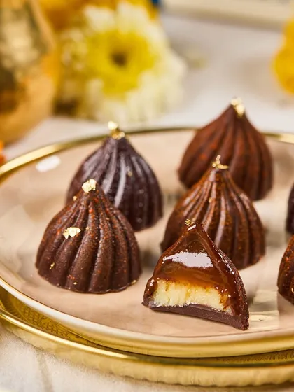 We love giving traditional sweets a Maska twist. Our Modak Bonbons for Ganpati have a rich, dark chocolate shell that gives way to a traditional coconut-jaggery filling, with a hint of coffee and the crunch of cashews.