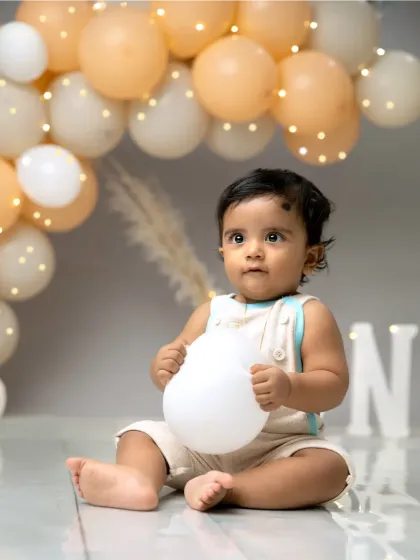 The simple joy of playing with a balloon. Even before the cake comes out, we capture playful moments that showcase your baby's personality.
