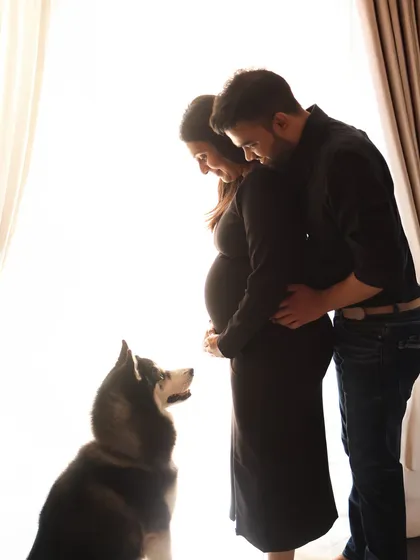 This is what I mean by happy chaos. This beautiful, light-filled portrait captures the quiet anticipation of the parents-to-be, with their majestic husky watching over them. It’s a perfect example of an indoor maternity session where the whole family feels the love.
