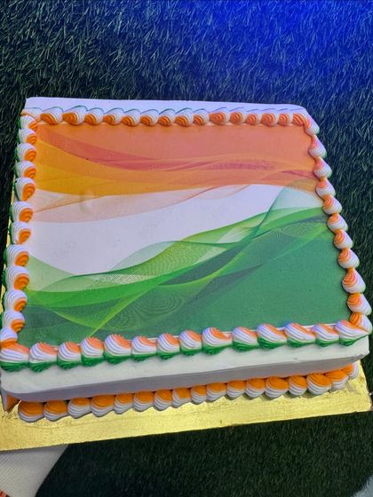 An Independence Day photo cake with a beautiful tricolor wave design. It's an elegant and patriotic way to celebrate the occasion.
