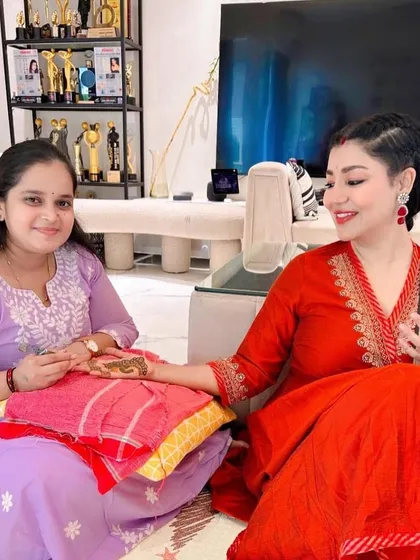A behind the scenes moment applying Karwa Chauth mehendi for the wonderful Debina Bonnerjee. I always focus on creating a comfortable and enjoyable experience for my clients.