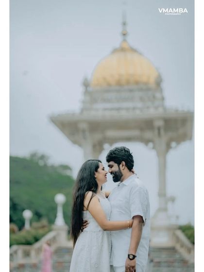 A romantic embrace in front of a Mysore landmark. This vertical shot is perfect for highlighting the couple's connection and the beautiful architecture.
