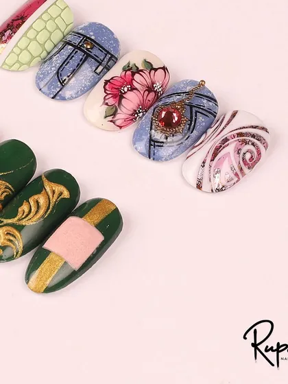 A closer view of the baroque and floral combination designs.