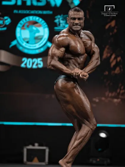 The side chest pose, a critical shot in any comparison round. My focus is on teaching athletes how to maximize their width and showcase their chest thickness and arm development.