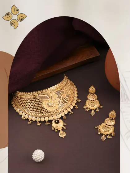 This yellow gold choker set features a delicate peacock motif and intricate net-like patterns. It's a lightweight yet statement-making piece, perfect for a variety of customer preferences.