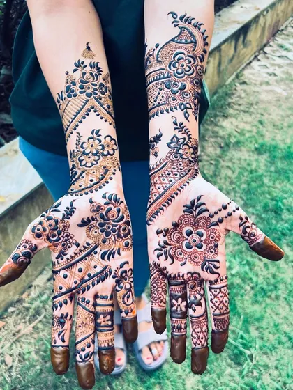 This is a beautiful example of an Indo-Arabic design. The combination of bold floral and paisley patterns with delicate linework and open space creates a balanced and striking look that extends up the arm.
