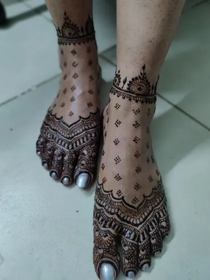 A minimal bridal design for the feet. The pattern focuses on the toes and a simple ankle band, leaving the top of the foot open.