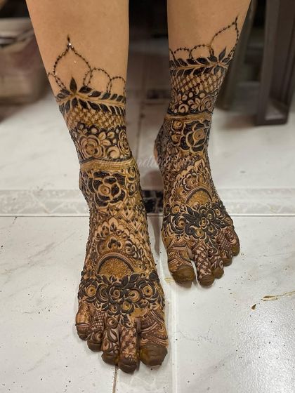 I really enjoyed creating this floral foot design. The pattern is asymmetrical, with different floral arrangements on each foot, connected by a delicate net pattern on the ankles.