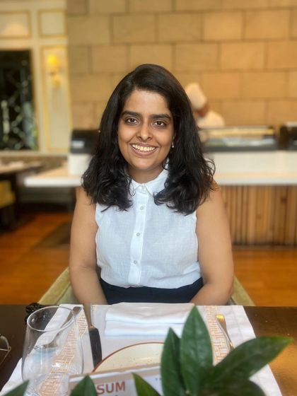 A smile during a well-deserved lunch break. Even on the most demanding workdays, a good meal and a moment of peace can make all the difference.