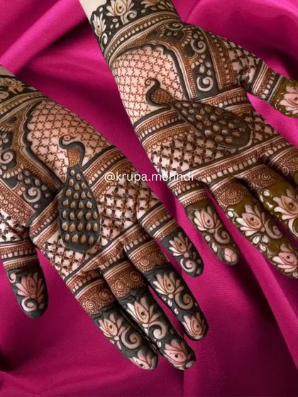 A classic and intricate peacock design, perfect for any festival or celebration. I used a combination of detailed checkerboard patterns, bold peacock figures, and delicate lotus motifs on the fingers to create a full and balanced look.