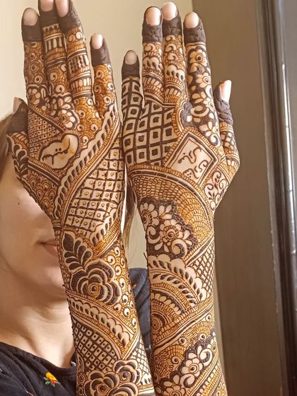 Intricate Bridal Hands photo 22