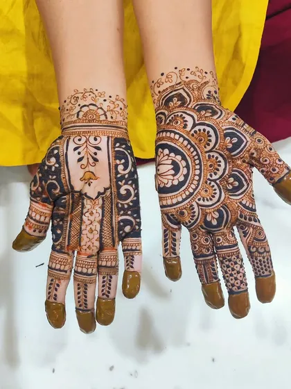 This Indo-western design is perfect for celebrations like Eid. One hand features a modern take on a floral mandala, while the other has a more traditional striped pattern, showing how different styles can be beautifully combined.