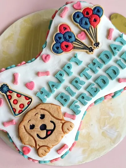 Go big with our popular bone-shaped cakes. This one was a special mango, blueberry, and chicken cake for Freddie's birthday pawty. It's a fun shape that's perfect for sharing with all their furry friends.