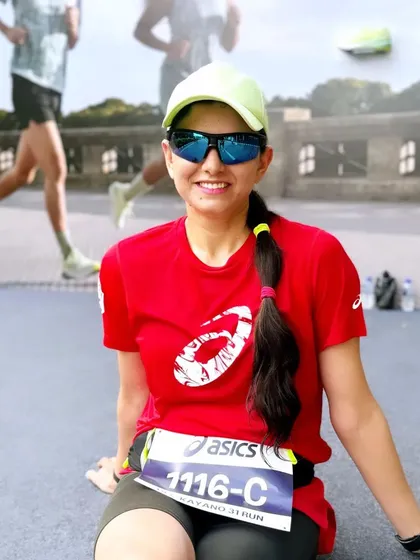 A participant relaxing after the Gel Kayano 31 launch run. We ensure our events have a great post-run atmosphere.