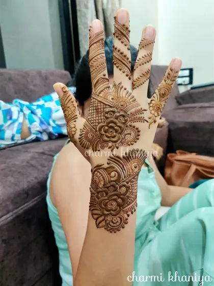 A single-hand Arabic floral design. This is a great option for party guests who want a quick yet beautiful piece of henna art.