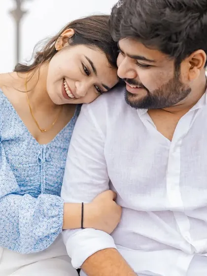 A sweet and tender moment shared on a bench in Rishikesh. We focus on creating a comfortable atmosphere where couples can relax and be themselves, resulting in genuine and heartfelt photos.