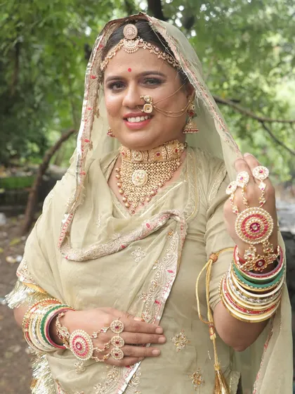 This regal Rajasthani bridal look was created by one of my talented students. They learned to master the art of layering traditional jewelry like the 'borla' and 'hathphool'.