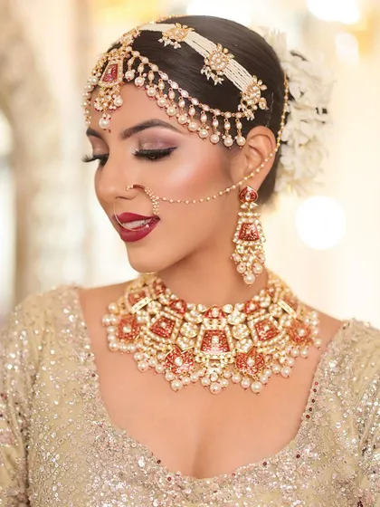 Another angle of the model wearing the red and white meenakari rental set. The matching mathapatti completes the look.